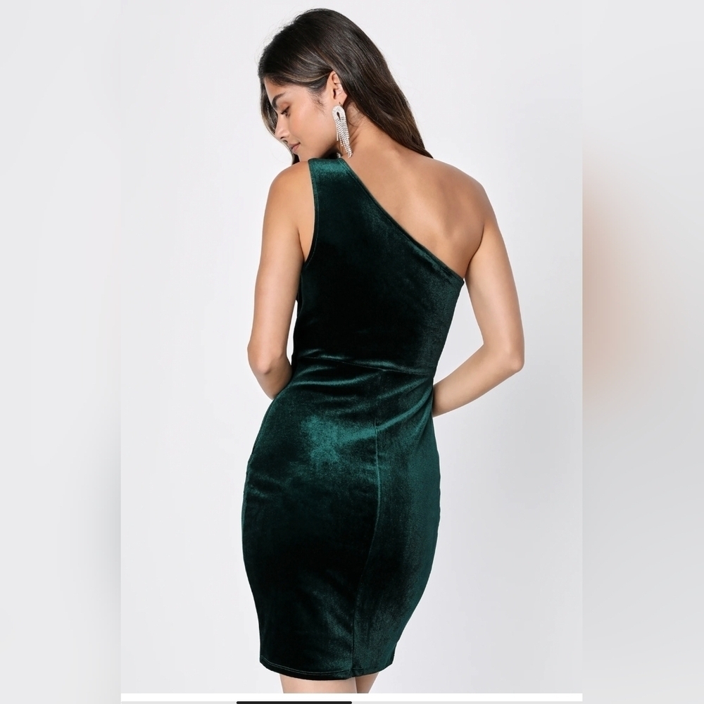 ๐ Lulu's One-Shoulder Dark Green Velvet Dress - Picture 3 of 4